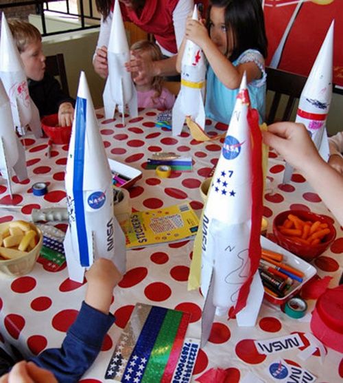 decorar cohetes con botellas Decorar cohetes hechos con botellas ¡fácil y divertido!