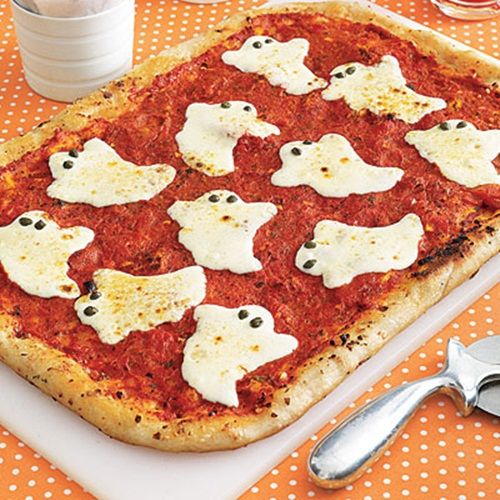 Celebrar Halloween con pizza de fantasmas ¡Celebra Halloween con esta pizza de fantasmas!