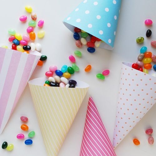 Chuches en conos de colores para fiestas