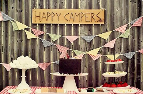 Fiesta de cumpleaños con temática «acampada»