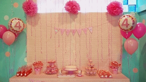 Dulce fiesta de cumpleaños en tonos rosas