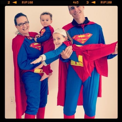 Familia disfrazada de Superman para Halloween