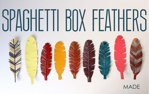 Espectaculares plumas de colores hechas con cartón y espagueti