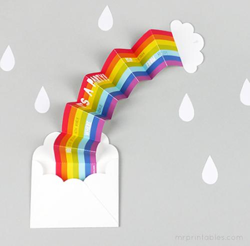 Preciosa Invitación de cumpleaños arco iris en un sobre