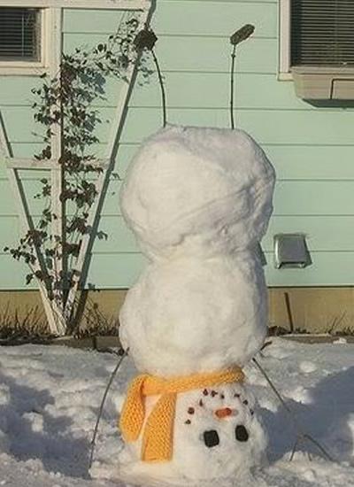 Muñeco de nieve haciendo el pino