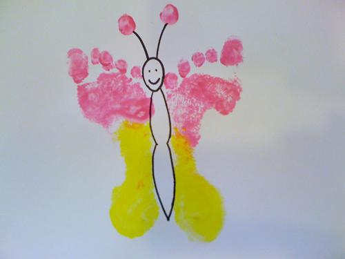 Manualidad con niños, mariposa pintadas con los pies