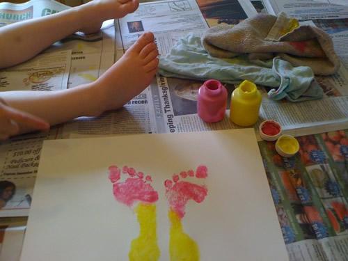 manualidades-con-niños-pintar-mariposas-con-pies2