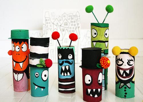 Manualidades con niños: pequeños monstruos con tubos de papel higiénico