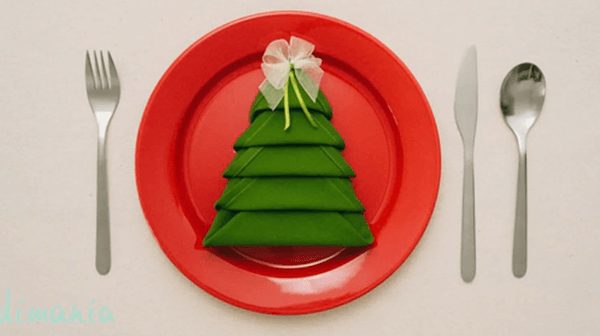 Cómo doblar servilletas en forma de árbol de Navidad