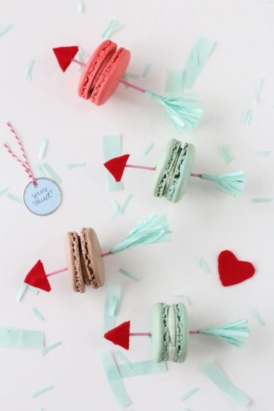 Manualidades con niños: flechas de San Valentín con macarons
