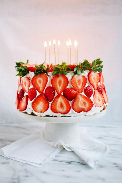 Preciosa tarta de fresa para celebraciones especiales
