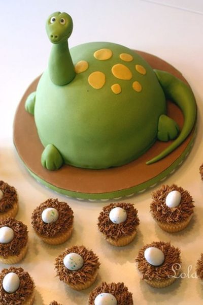 8 ideas para hacer una fiesta de dinosaurio tarta de cumpleaños y magdalenas
