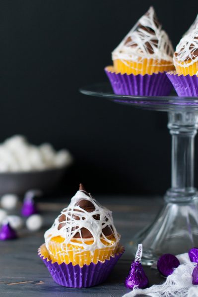 Muffin de chocolate con telaraña para Halloween