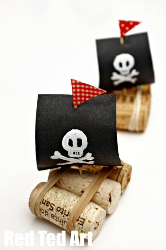 barco pirata con corchos