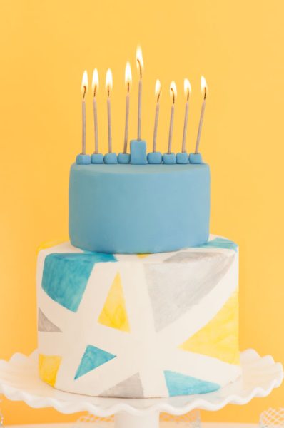 menorah moderno en tarta cumpleaños