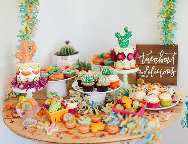 mesa dulce de fiesta tematica llena de colore