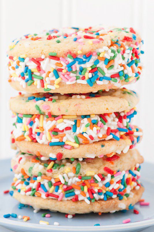 sándwiches de helados con fideos de colores para fiestas infantiles