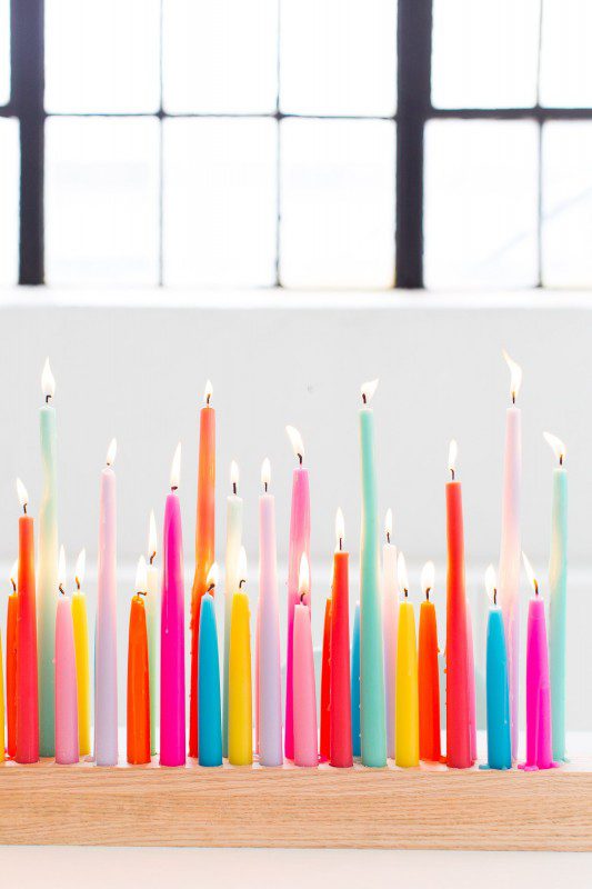 centro de mesa con velas de colores