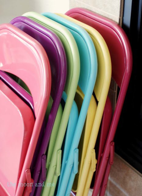 ideas para organizar fiestas sillas de colores