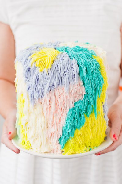 Tarta de cumpleaños con buttercream multicolor