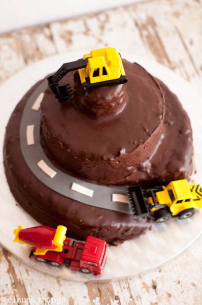 tarta de chocolate con coches para fiesta con niños