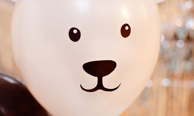 Decorar globos con animales: oso y pingüino