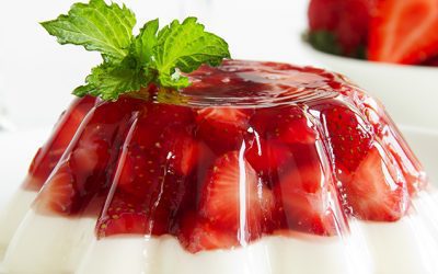 Gelatina con fresas y leche condensada: postre infantil