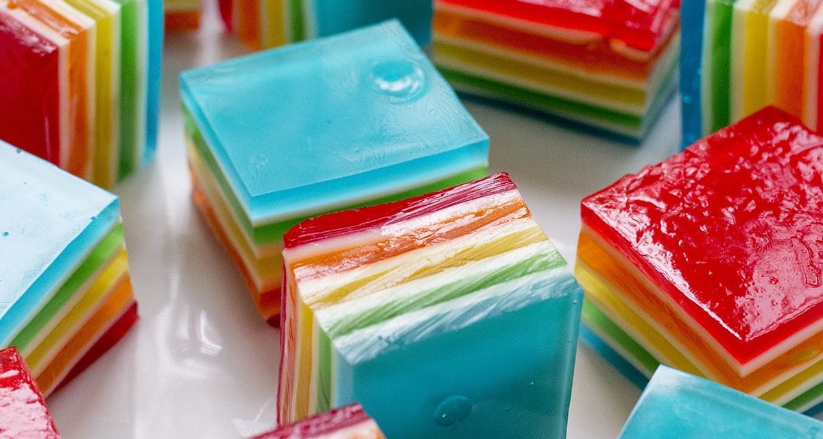 Cubos de gelatina de colores y leche condensada: postres para niños