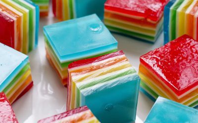 Cubos de gelatina de colores y leche condensada: postres para niños