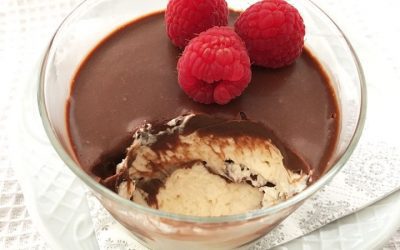 Postre de chocolate con queso y frutos del bosque