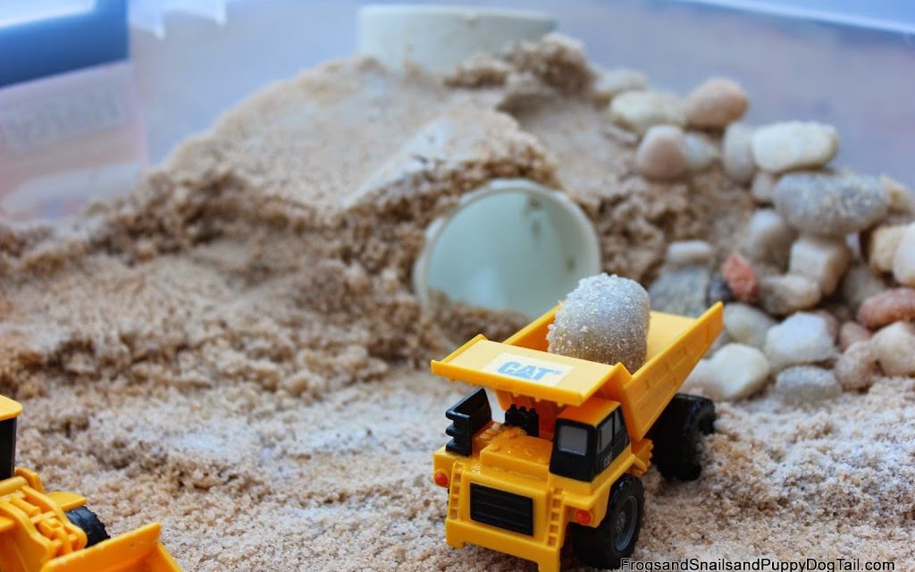 Actividades con niños para el verano: caja de arena para camiones