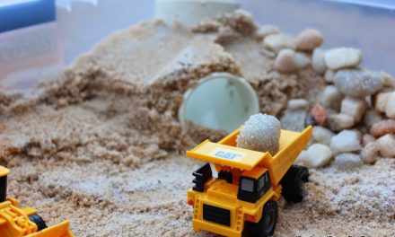 Actividades con niños para el verano: caja de arena para camiones