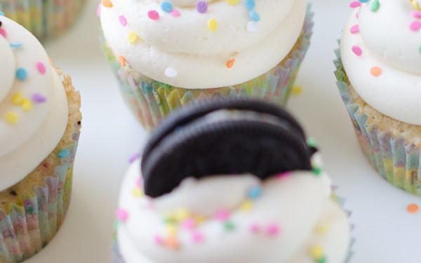 Cupcakes con Oreo y confetti para fiestas de cumpleaños