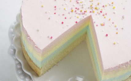Tarta de arco iris muy esponjosa para cumpleaños infantiles