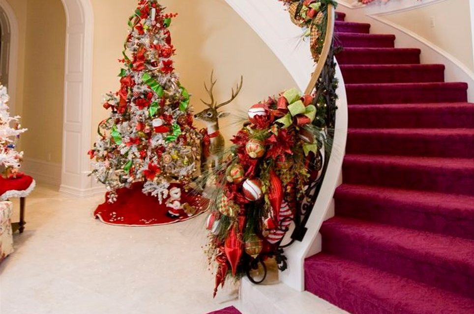 ¿Cómo decorar unas escaleras en Navidad?